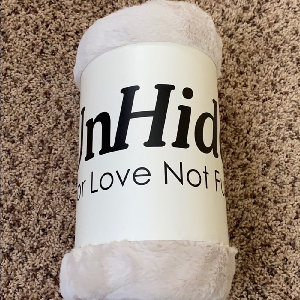 Brand new. Never used Unhide comfy throw.